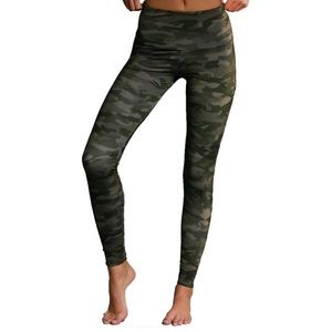 Onzie camouflaging athletic leggings